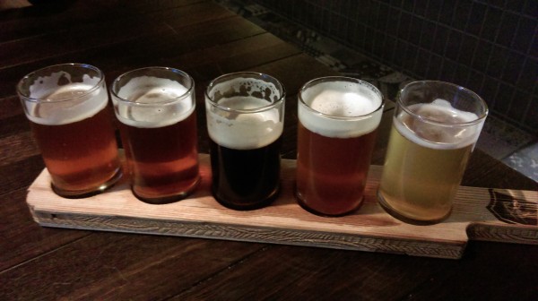 Das American Pale Ale ist das zweite Bier von rechts.